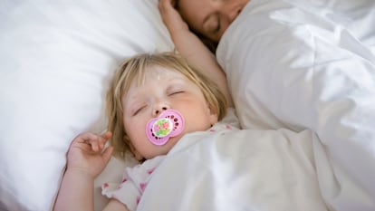 Tener unas pautas adecuadas a la hora de dormir favorece que el niño ronque menos.