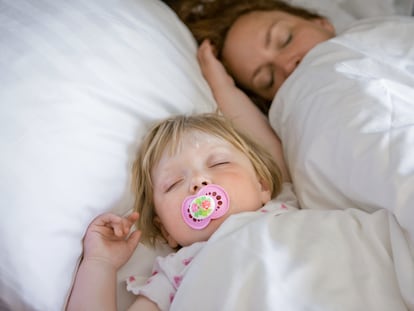 Tener unas pautas adecuadas a la hora de dormir favorece que el niño ronque menos.