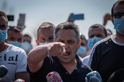 Leaders of the workers' committee addressing colleagues at the protest. 