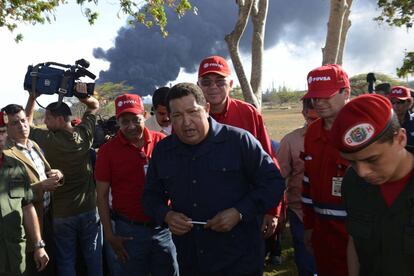 El presidente Hugo Chavez a su llegada a Punto Fijo, un d&iacute;a despu&eacute;s de la explosi&oacute;n en la refiner&iacute;a donde han muerto 41 personas.