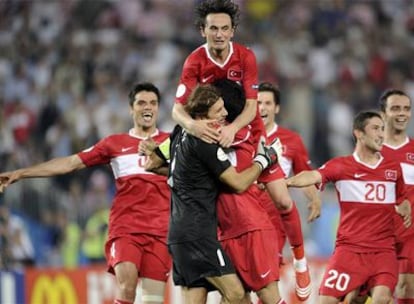 Rüstü, el portero turco, recibe los abrazos de sus compañeros una vez finalizada la tanda de penaltis.