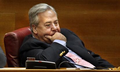 Luis Díaz Alperi, exalcalde de Alicante, en su escaño de las Cortes Valencianas.