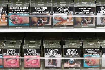 Máquina expendedora de tabaco en Australia, con cajetillas sin marca.