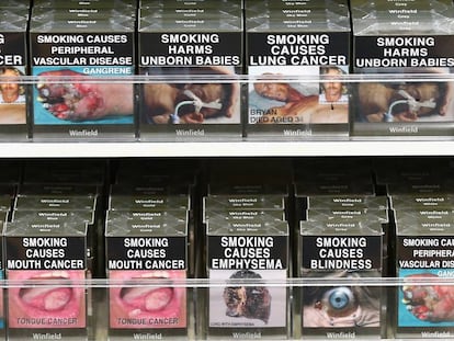 Máquina expendedora de tabaco en Australia, con cajetillas sin marca.