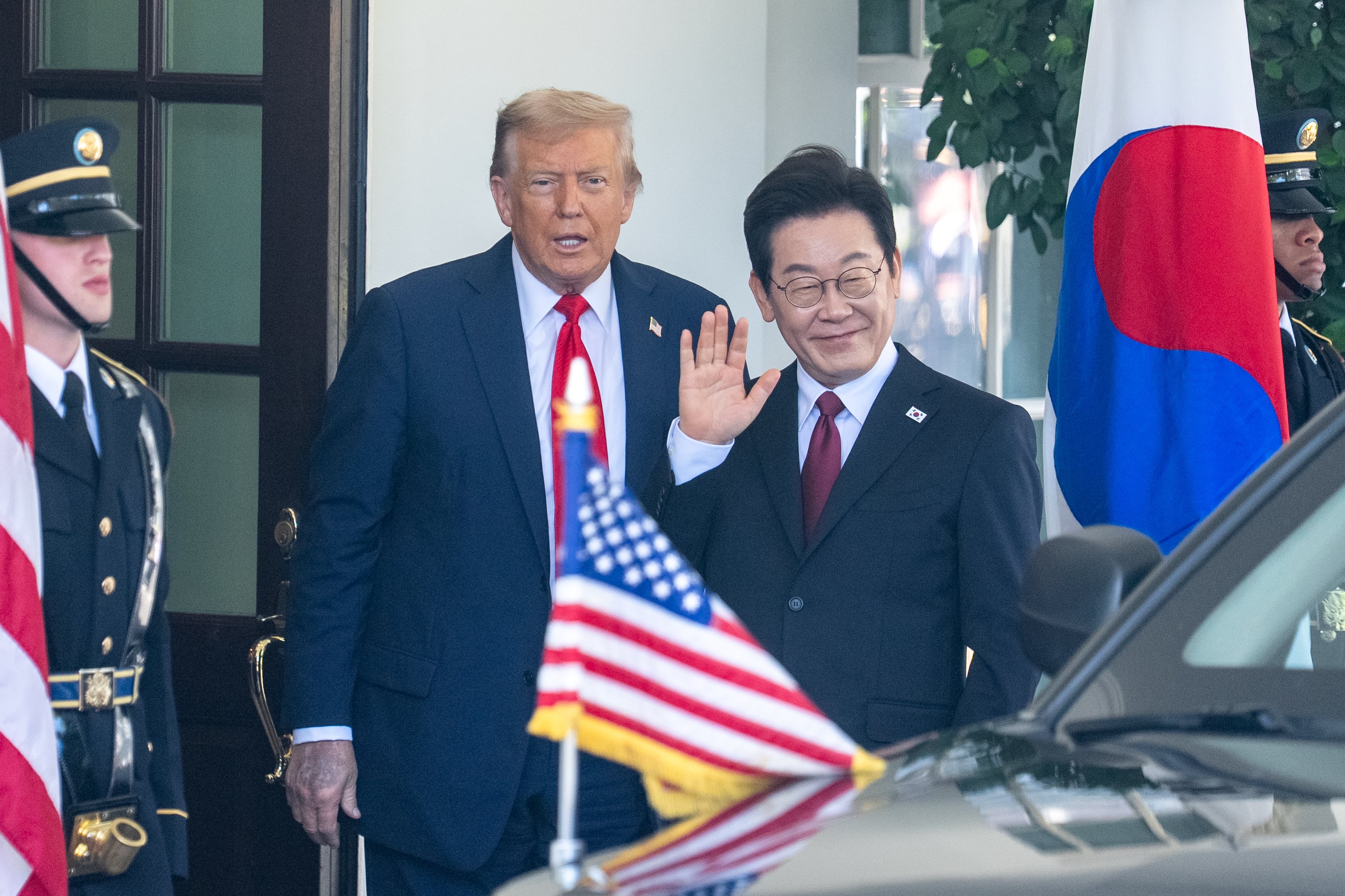 El presidente de EE UU, Donald Trump, junto al de Corea del Sur, Lee Jae-myung.
