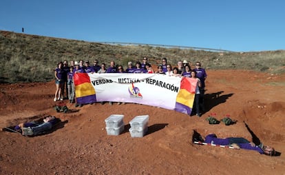 Justo antes de abandonar el lugar de la exhumación, la asociación Recuerdo y Dignidad ubica a algunos de sus miembros en las fosas donde han hallado los cuerpos, con la misma posición. En las cajas se almacenan los huesos de los cuatro esqueletos a la espera de saber si corresponden a Adolfo, Silverio, Gregorio y Alberto. En la imagen, miembros de la agrupación junto a familiares que han asistido a la exhumación.