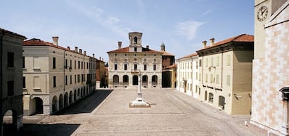 Una plaza metafísica y de proporciones perfectas, como pintada por Giorgio de Chirico, señala el centro de Sabbioneta, a 30 kilómetros al suroeste de Mantua, una ciudadela de planta hexagonal construida a finales del siglo XVI por Vespasiano Gonzaga Colonna en un intento de crear la ciudad utópica.