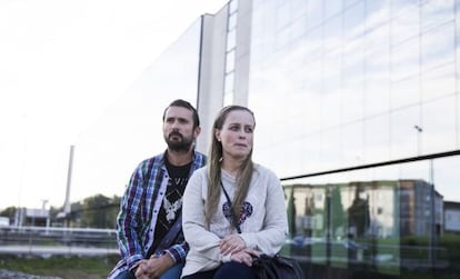 Pais de Andrea em frente ao hospital em que a filha está internada.