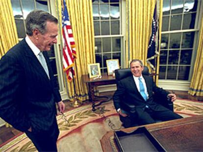 George Bush padre y George W. Bush hijo, en el Despacho Oval de la Casa Blanca.