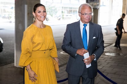 La princesa Victoria junto a su padre, el rey Carlos Gustavo, en un evento en Estocolmo en el año 2019. 