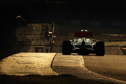 El McLaren de Jenson Button se aleja por la pista del circuito de Jerez.