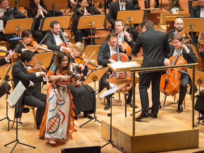 La violinista Patricia Kopatchinskaja y director Jakub Hrůša con integrantes de la Sinfónica de Bamberg, el pasado jueves en Zaragoza.