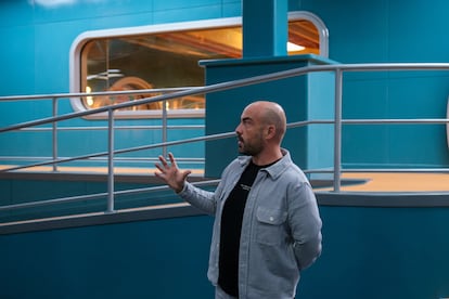 Abdón Alcañiz, director de Arte de 'El refugio atómico', en el plató de la serie.