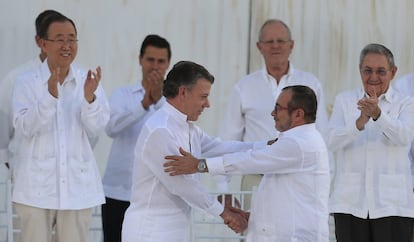 Juan Manuel Santos y Rodrigo Londoño, 'Timochenko', tras la firma del acuerdo de paz en septiembre de 2016 en Cartagena.