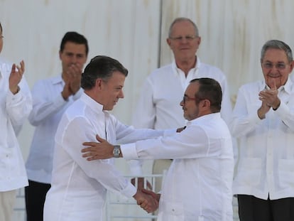 Juan Manuel Santos y Rodrigo Londoño, 'Timochenko', tras la firma del acuerdo de paz en septiembre de 2016 en Cartagena.