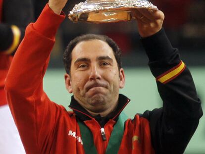 Albert Costa alza la <i>ensaladera</i> de la Copa Davis.