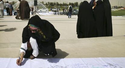Una mujer firma en un acto en Teherán en apoyo de un acuerdo en las negociaciones nucleares.