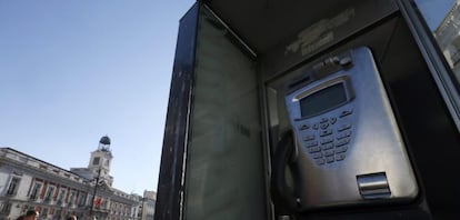 Una de las 12 cabinas telefónicas instaladas en la madrileña Puerta del Sol.