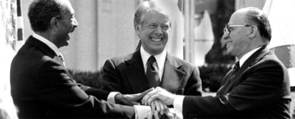 El presidente egipcio, Anuar al Sadat, (izquierda), el presidente de EE UU, Jimmy Carter, (centro) y el primer ministro israelí, Menajem Begin.