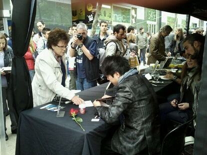 El pianista Lang Lang firma ejemplares de su autobiografía por sorpresa. Algunos de sus seguidores como Modesta, en la imagen, se han llevado cuatro ejemplares firmados. “Ayer fui a verlo al Auditori y hoy no lo he dudado”, explica orgullosa.