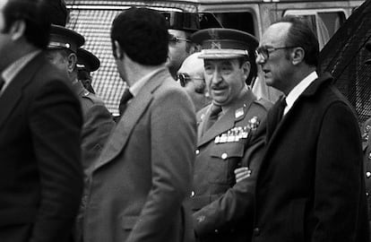 Alfonso Armada abandona el Congreso de los Diputados con Mariano Nicolás, gobernador civil de Madrid, tras el intento de golpe de Estado del 23 de febrero de 1981.