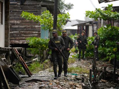 Policías recorren las calles de Buenaventura (Colombia), en agosto de 2023.