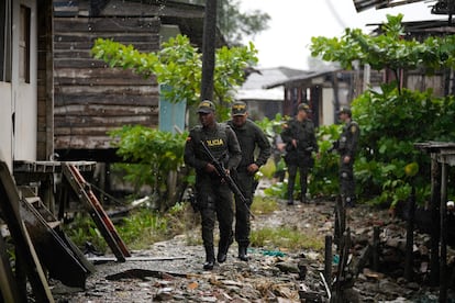 Policías recorren las calles de Buenaventura (Colombia), en agosto de 2023.