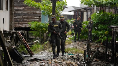 Policías recorren las calles de Buenaventura (Colombia), en agosto de 2023.