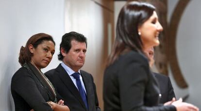 María José Català, ayer, con Lola Johnson y el vicepresidente José Ciscar en la toma de posesión de Cultura de la primera.