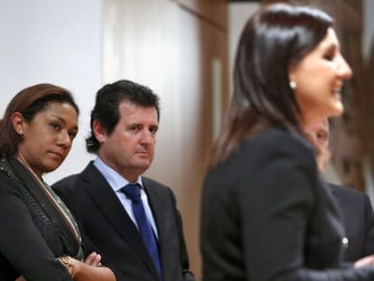 Mar&iacute;a Jos&eacute; Catal&agrave;, ayer, con Lola Johnson y el vicepresidente Jos&eacute; Ciscar en la toma de posesi&oacute;n de Cultura de la primera. 
  