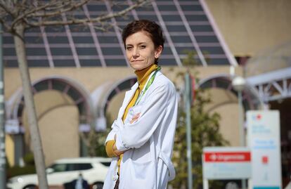 Berta Alvira, geriatra de 44 años, en el Hospital de Getafe.