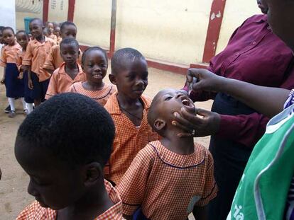 Vacunación de niños nigerianos contra la polio.