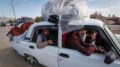 Un grupo de refugiados de Nagorno Karabaj llegaba este miércoles a la ciudad fronteriza de Kornidzor, en Armenia.