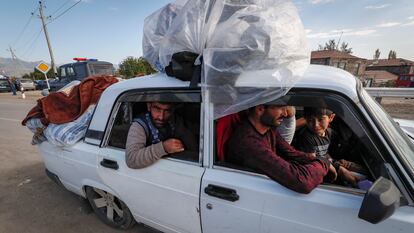 Un grupo de refugiados de Nagorno Karabaj llegaba este miércoles a la ciudad fronteriza de Kornidzor, en Armenia.