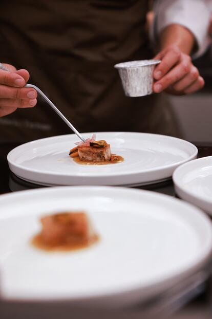 Un alumno termina un plato de papada con mejillones en escabeche en la cocina. @lobo_de_bar (Eres Arte Studio)