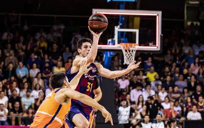 Leandro Bolmaro en el Barça-València.