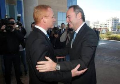 El president de la Generalitat Valenciana, Alberto Fabra (dcha), saluda al presidente de la Oficina para la Armonización del Mercado Interior (OAMI), Antonio Campinos, momentos antes de la colocación de la 1ª piedra de la ampliación de la OAMI, hoy, en Alicante.