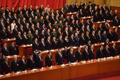 Los participantes en el congreso del PCCh escuchan la 'Internacional'.