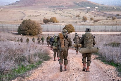 Paracaidistas israelíes, este viernes frente a la frontera con Siria.