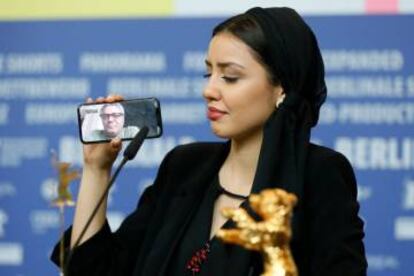 Baran Rasoulof, con el Oso de Oro, y su padre en el móvil en la rueda de prensa de los ganadores el sábado en Berlín.