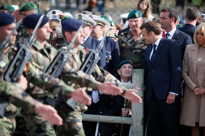 El presidente galo, Emmanuel Macron, saluda a uno de los veteranos estadounidenses durante la ceremonia en el cementerio estadounidense de Normandía en Colleville-Sur-Mer (Francia). 