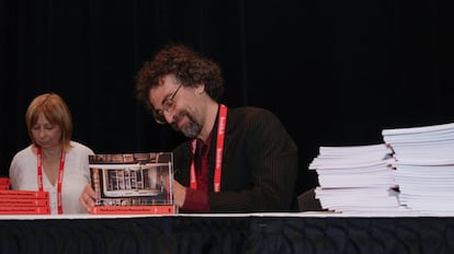 Sasha Abramsky firmando ejemplares de su libro en 2015 en Nueva York. 