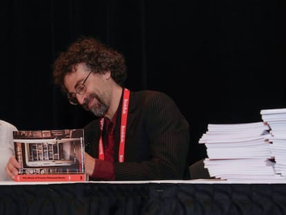 Sasha Abramsky firmando ejemplares de su libro en 2015 en Nueva York. 