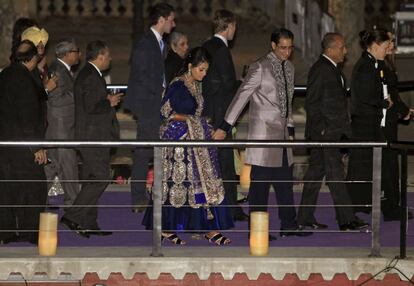 Shristi Mittal y su novio Gulraj Behl llegan junto a sus invitados al pabellón italiano el viernes día 6.