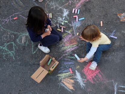 Dos niños juegan a la entrada  de un colegio de Madrid,