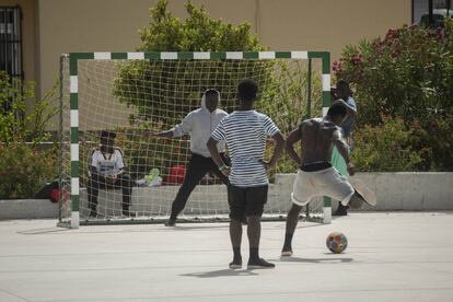 Varios migrantes subsaharianos juegan al fútbol, en el polideportivo de Los Cortijillos, Los Barrios, Cádiz.