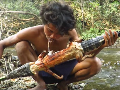 Una secuencia de uno de los vídeos donde el joven mata y se come una cría de cocodrilo.