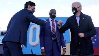 El presidente electo de EE UU, Joe Biden (derecha) con los senadores Raphael Warnock (en el centro) y Jon Ossoff, el 4 de enero.