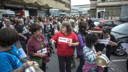 Cientos de trabajadores de Fagor durante una manifestación por las calles de Basauri. EFE/Archivo