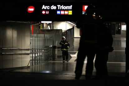 Bomberos en la estación de Renfe de Arc de Triomf, una de las que se ha cerrado debido al humo.